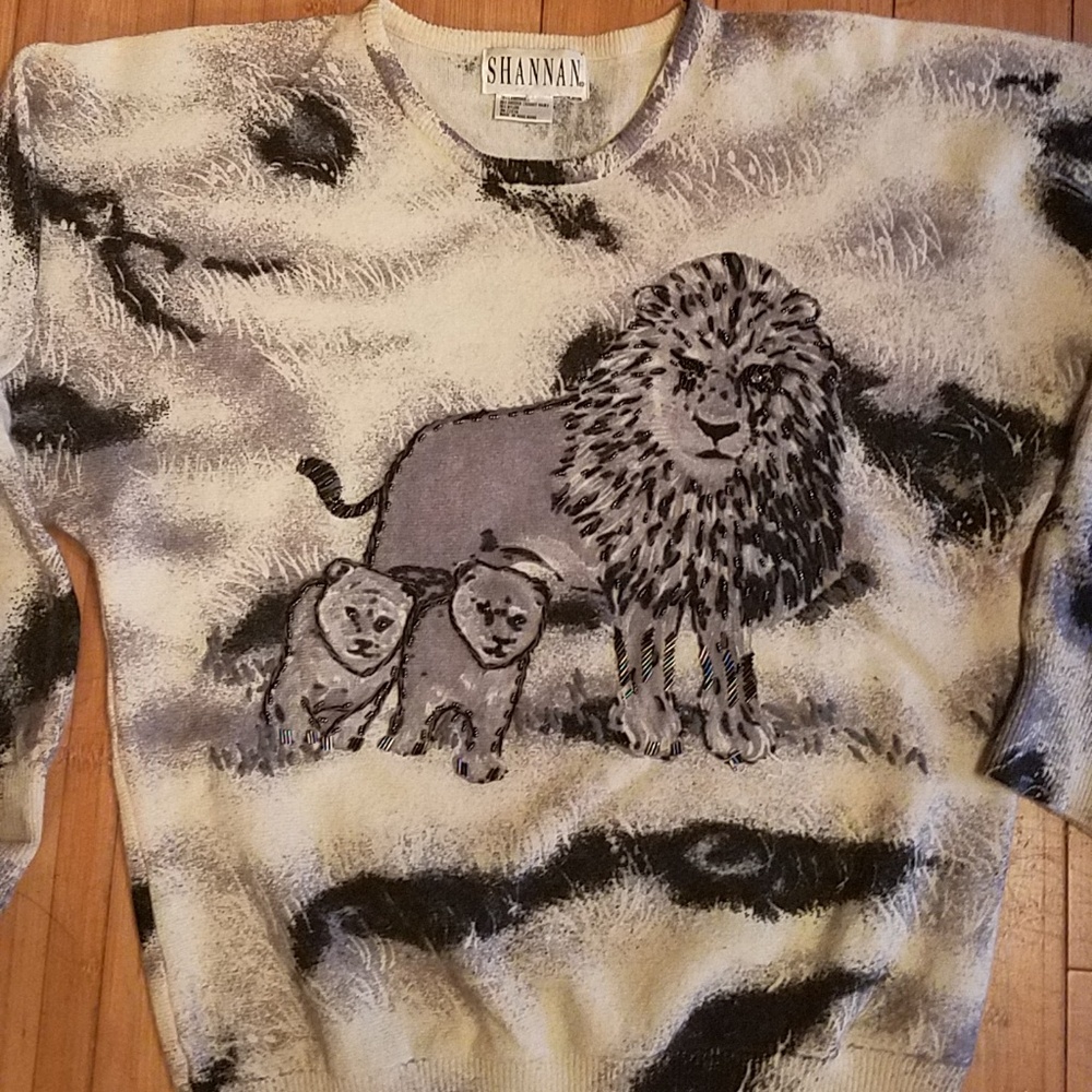 Shannan raglan sleeve lion gray cream high med